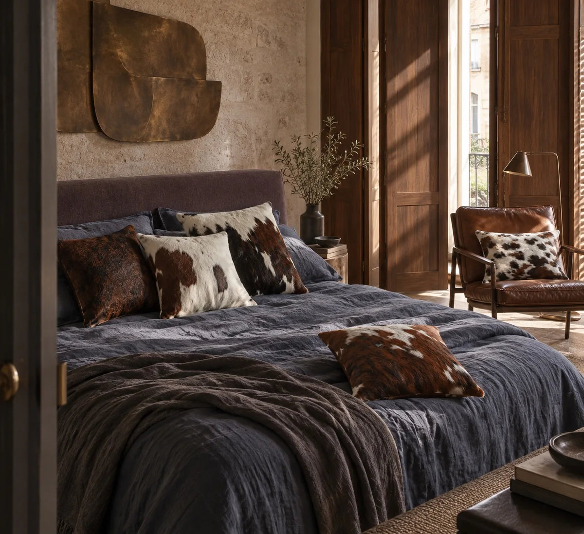 Coussin en peau de vache Braise dans un intérieur