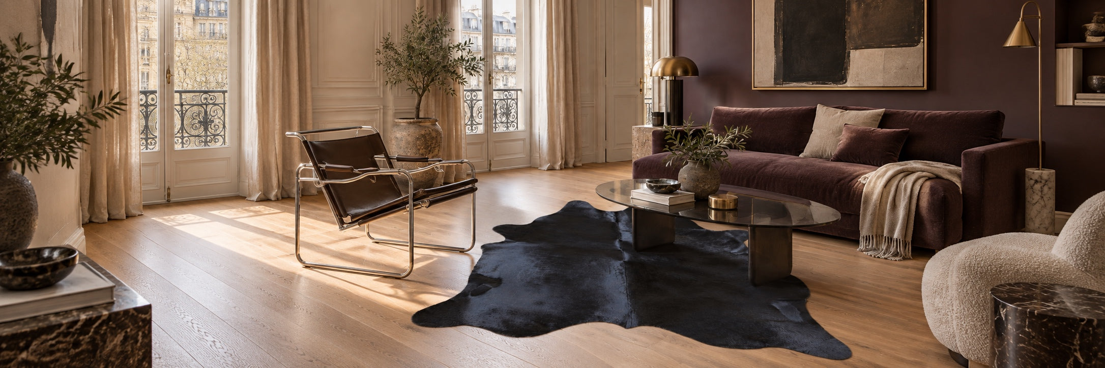 Peau de vache dans un salon contemporain