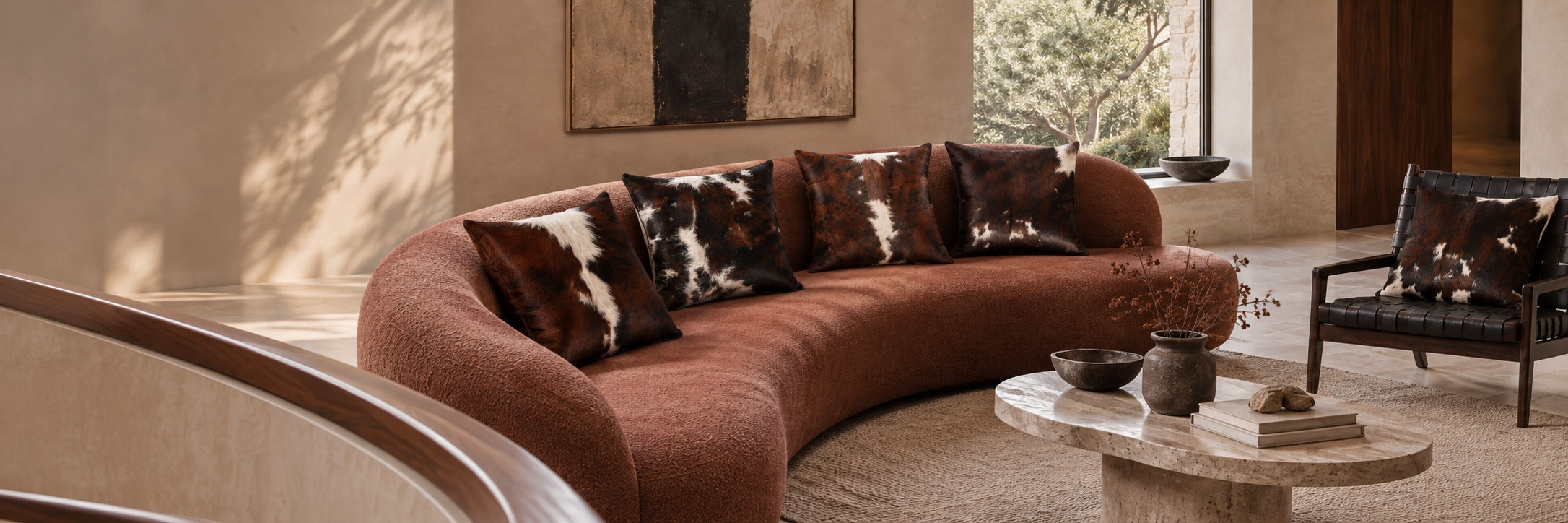 Coussins en peau de vache dans un intérieur contemporain