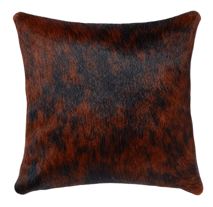 Coussin en peau de vache Braise, vue du produit aux tonalités brun roux et noir