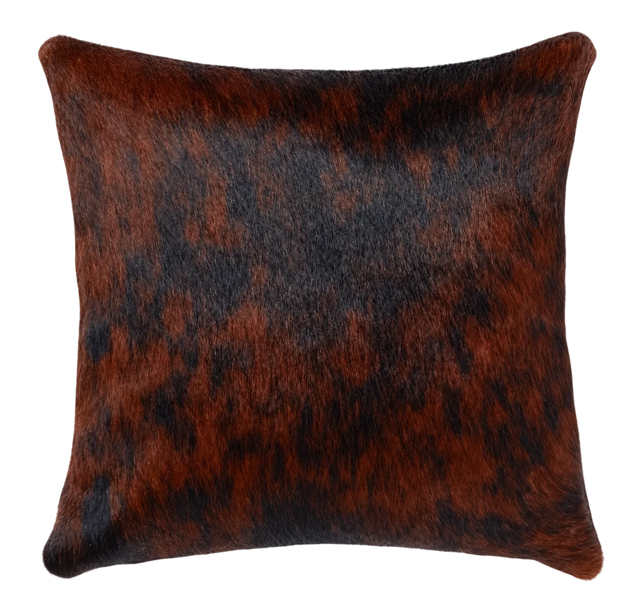 Coussin en peau de vache Braise, vue du produit aux tonalités brun roux et noir