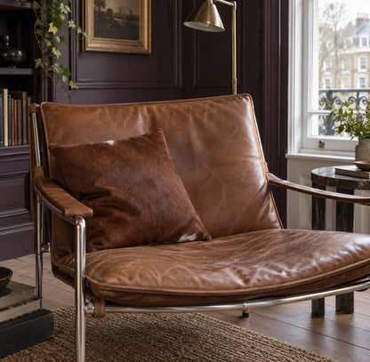 Coussin en peau de vache Cognac dans un intérieur