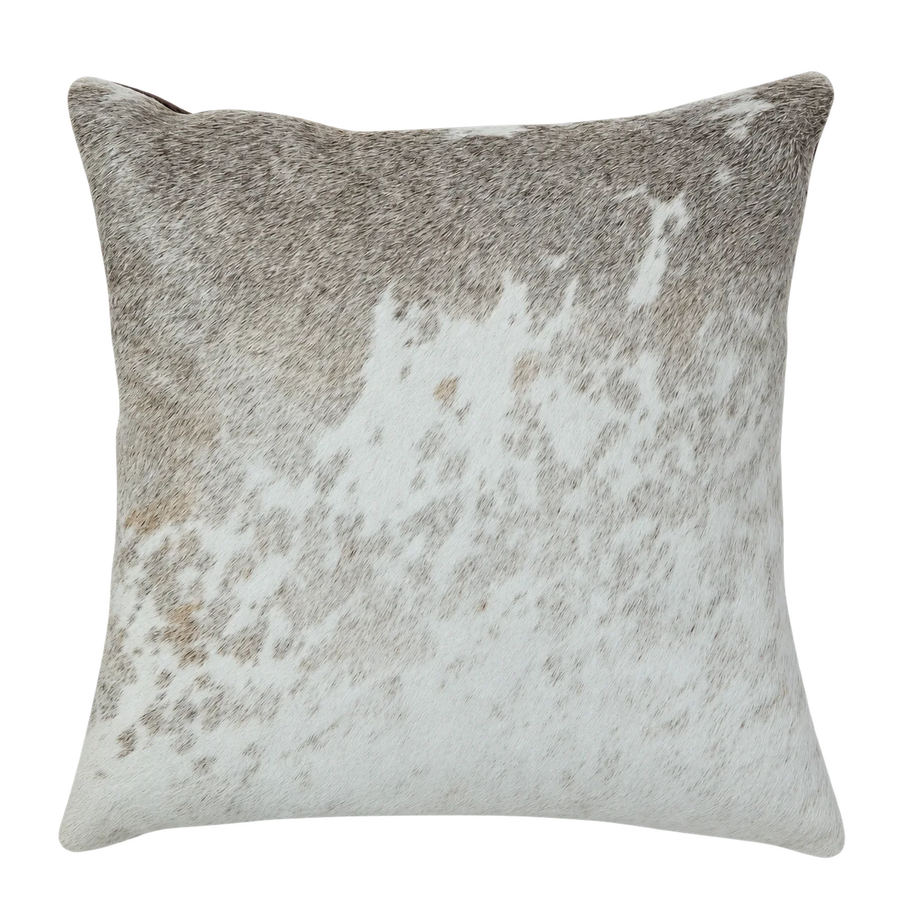 Coussin en peau de vache Brume grise, vue du produit aux tonalités blanc et gris moucheté