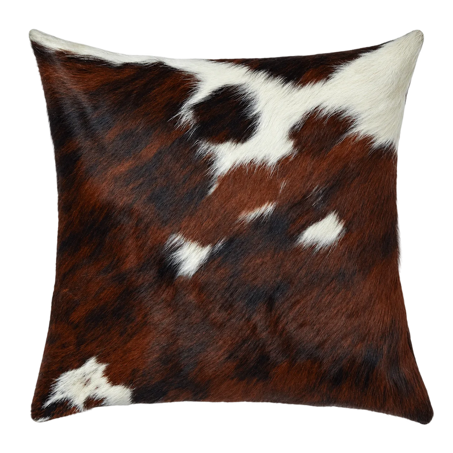 Coussin en peau de vache Marbre brun, vue du produit aux tonalités brun, noir et blanc