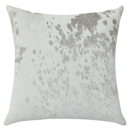 Coussin en peau de vache Perle, vue du produit aux tonalités blanc et gris clair