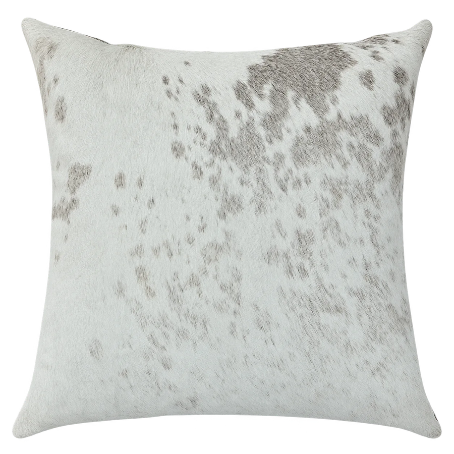 Coussin en peau de vache Perle, vue du produit aux tonalités blanc et gris clair