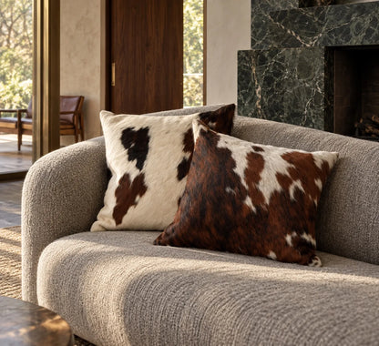 Coussin en peau de vache Terre blanche dans un intérieur