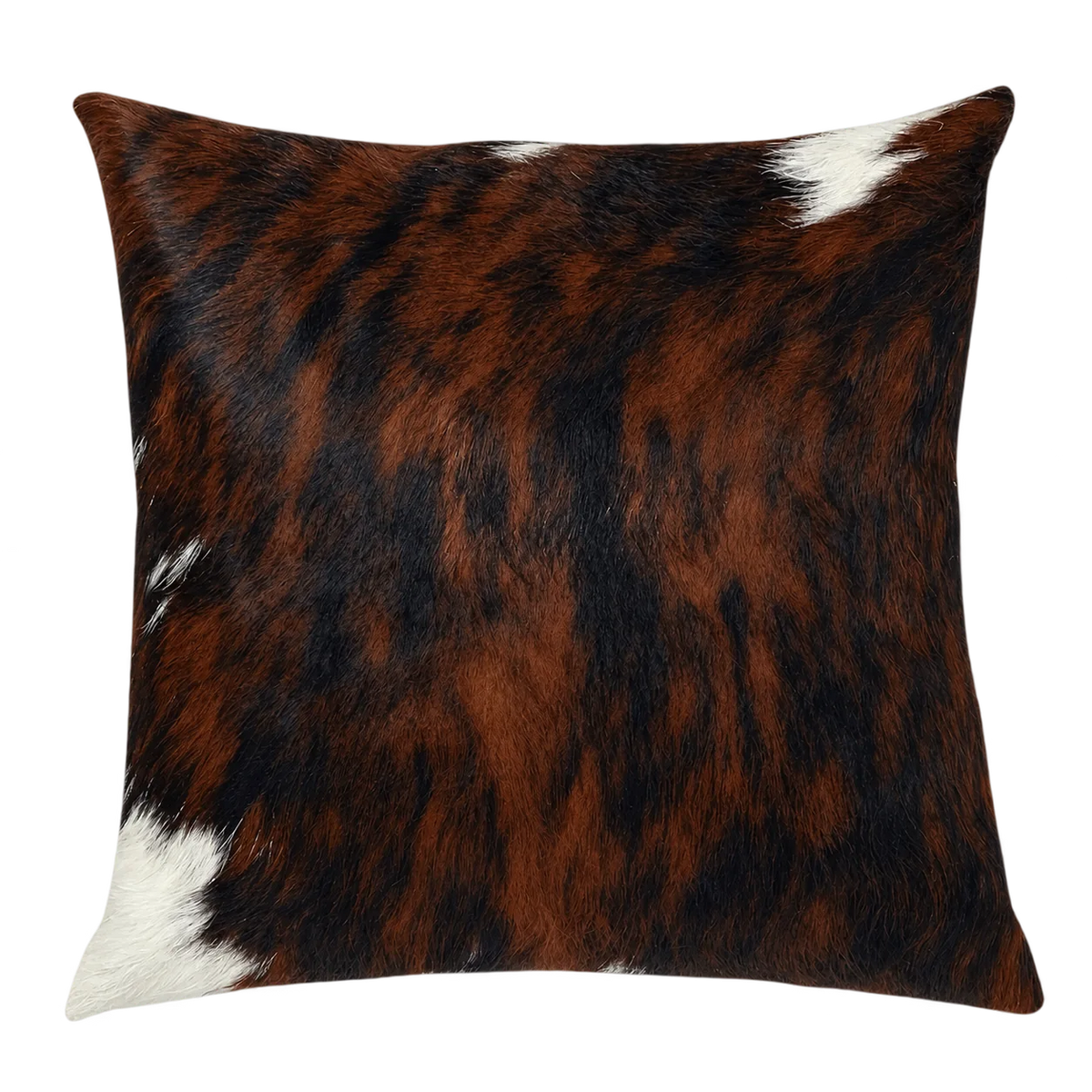 Coussin en peau de vache Fauve, vue du produit aux tonalités brun roux, noir et blanc