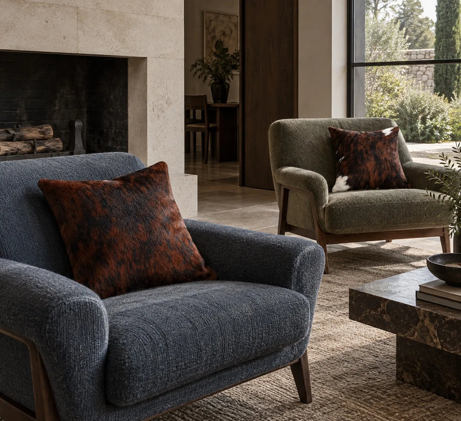 Coussin en peau de vache Fauve dans un intérieur