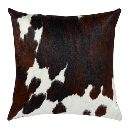 Coussin en peau de vache Écorce, vue du produit aux tonalités brun foncé et blanc