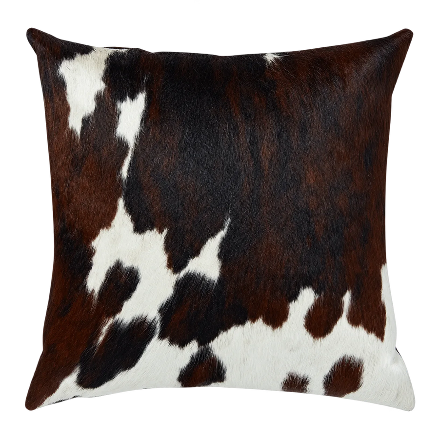 Coussin en peau de vache Écorce, vue du produit aux tonalités brun foncé et blanc
