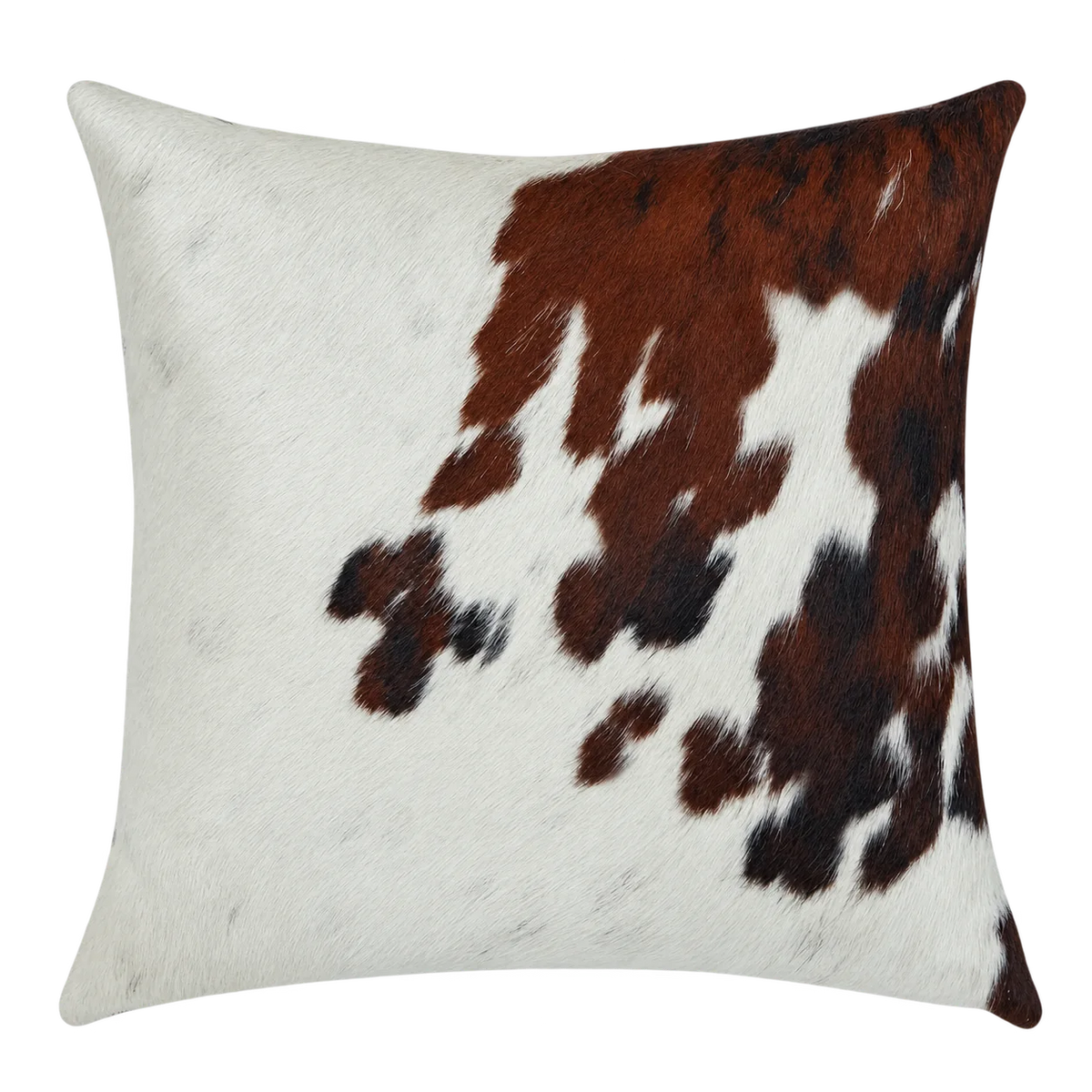 Coussin en peau de vache Sienne claire, vue du produit aux tonalités blanc et brun roux