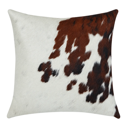 Coussin en peau de vache Sienne claire, vue du produit aux tonalités blanc et brun roux