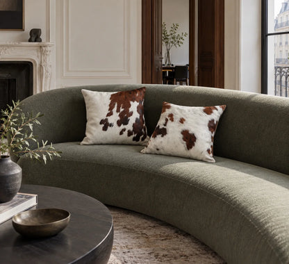 Coussin en peau de vache Sienne claire dans un intérieur