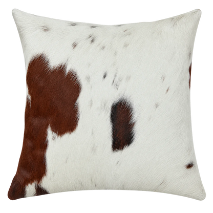 Coussin en peau de vache Ivoire tacheté, vue du produit aux tonalités ivoire et brun