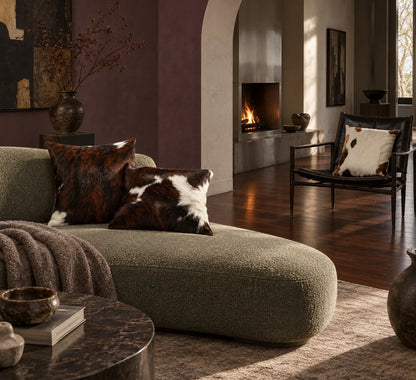 Coussin en peau de vache Ombre dans un intérieur