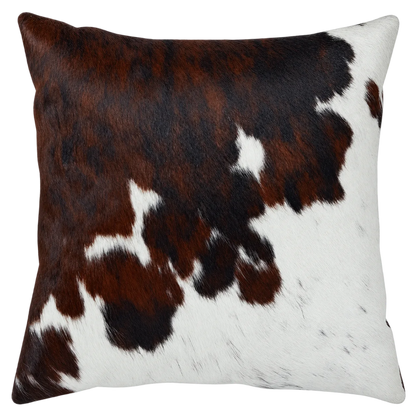 Coussin en peau de vache Brun découpé, vue du produit aux tonalités brun roux et blanc