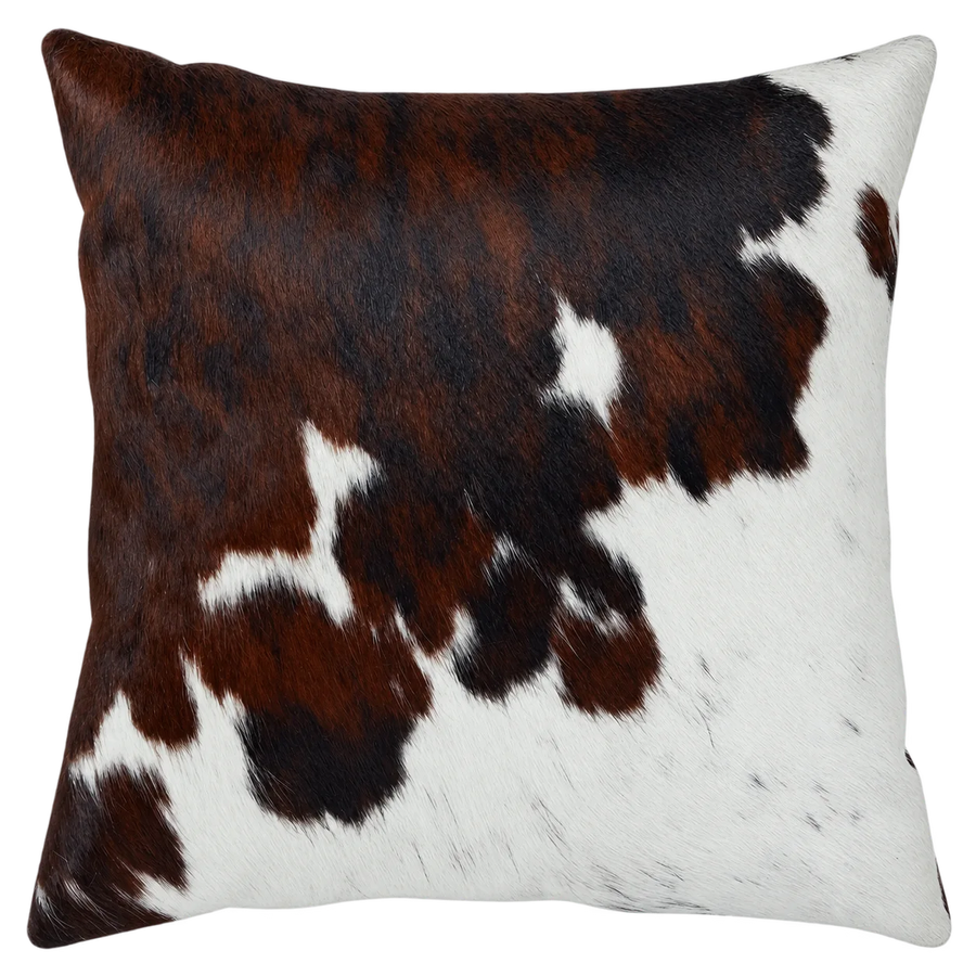 Coussin en peau de vache Brun découpé, vue du produit aux tonalités brun roux et blanc
