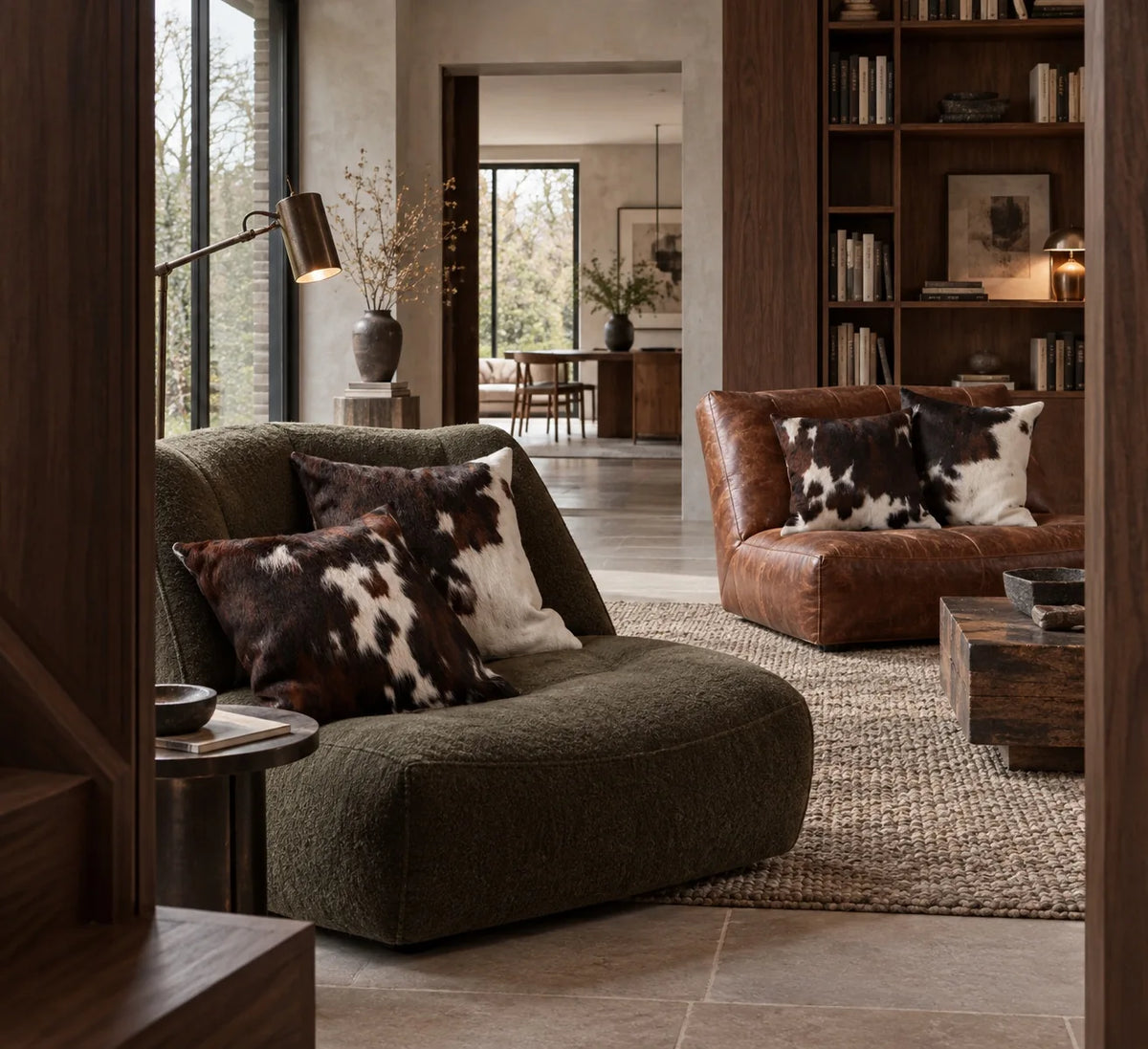 Coussin en peau de vache Brun découpé dans un intérieur