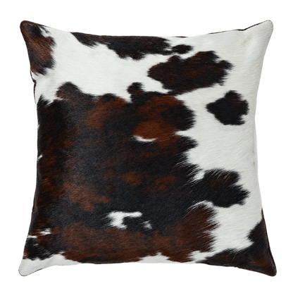 Coussin en peau de vache Mosaïque sombre, vue du produit aux tonalités brun foncé, roux et blanc