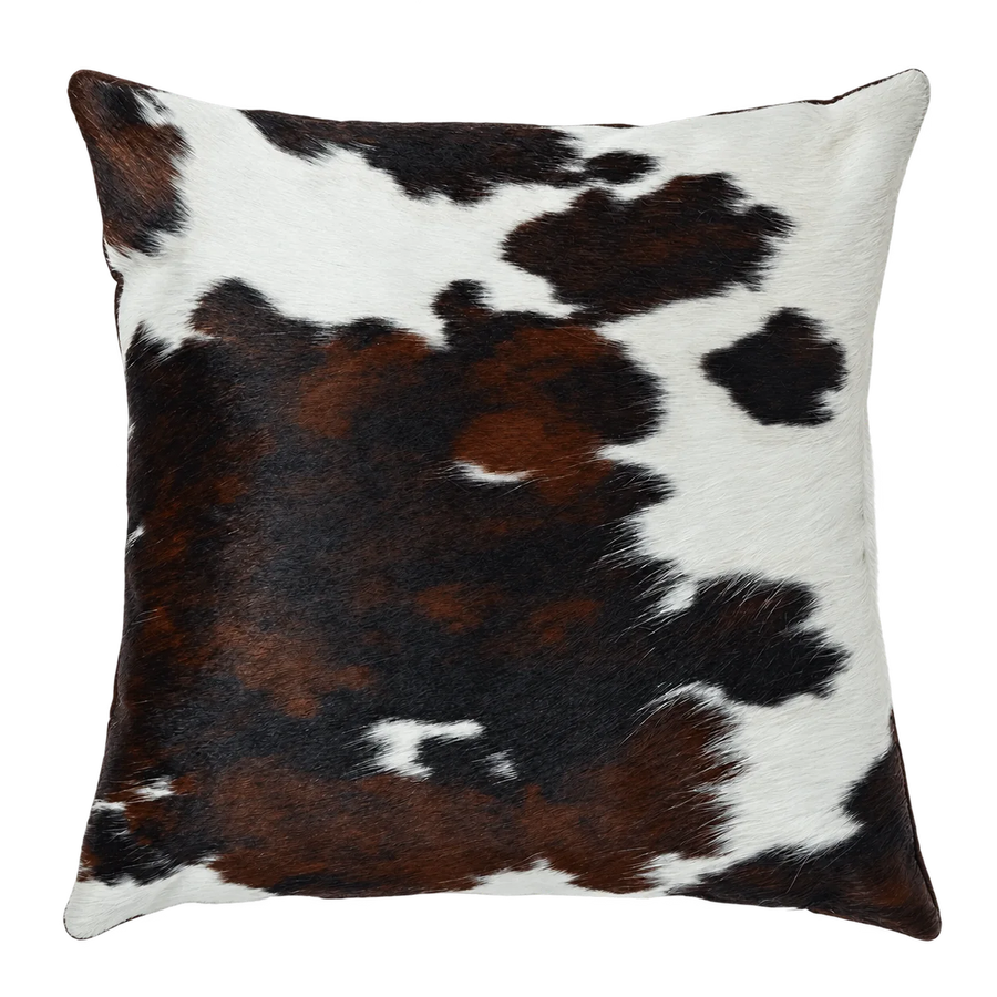 Coussin en peau de vache Mosaïque sombre, vue du produit aux tonalités brun foncé, roux et blanc