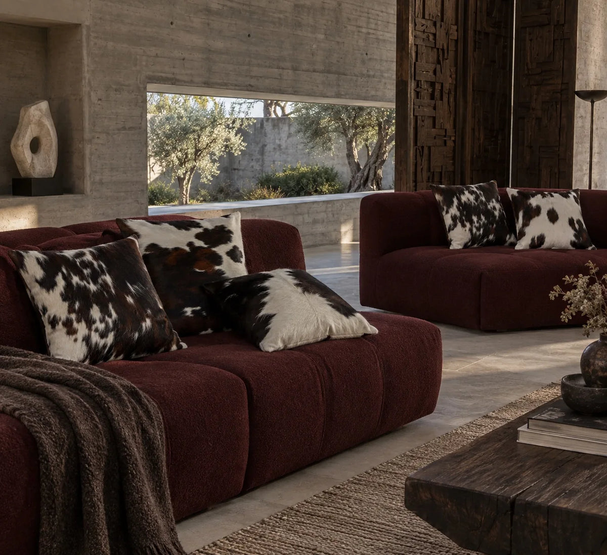 Coussin en peau de vache Mosaïque sombre dans un intérieur