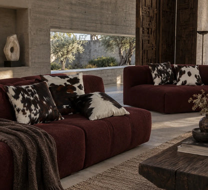 Coussin en peau de vache Mosaïque sombre dans un intérieur