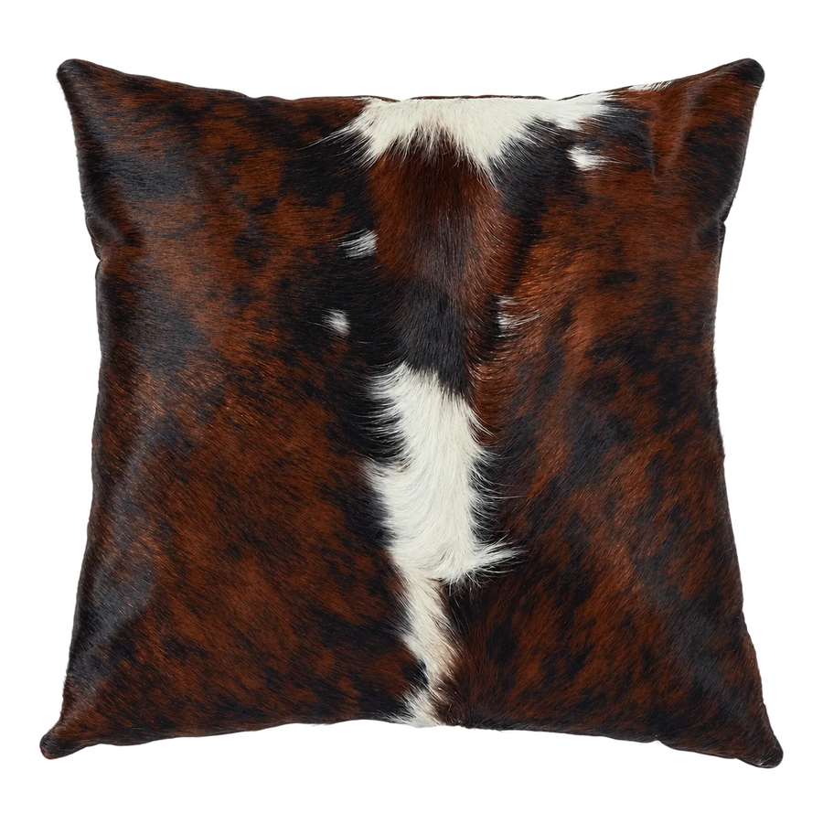 Coussin en peau de vache Terre d'ombre, vue du produit aux tonalités brun roux et noir