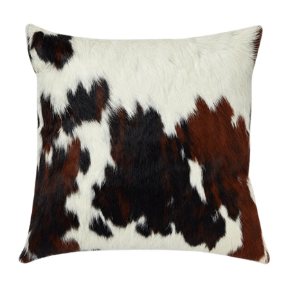 Coussin en peau de vache Tricolore, vue du produit aux tonalités blanc, noir et brun