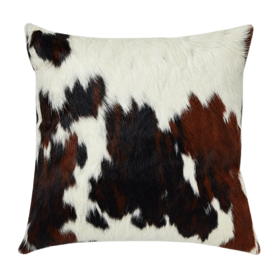 Coussin en peau de vache Tricolore, vue du produit aux tonalités blanc, noir et brun