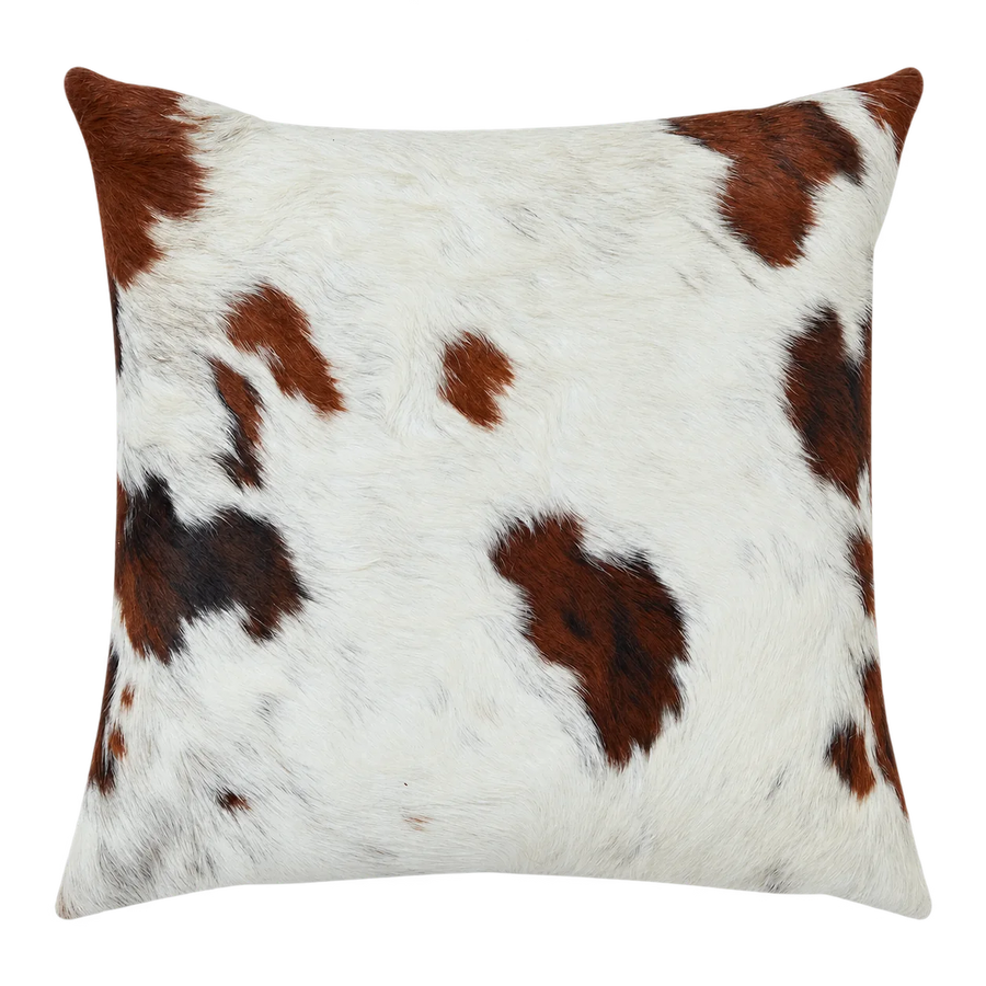 Coussin en peau de vache Nuage roux, vue du produit aux tonalités blanc et brun roux