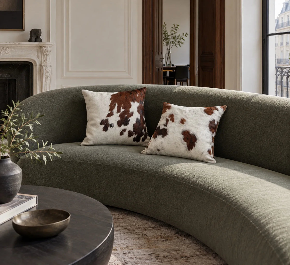 Coussin en peau de vache Nuage roux dans un intérieur