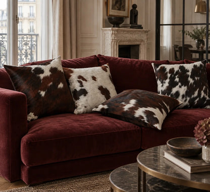 Coussin en peau de vache Nuage roux dans un intérieur