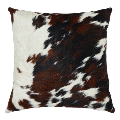 Coussin en peau de vache Braise blanche, vue du produit aux tonalités brun roux, noir et blanc