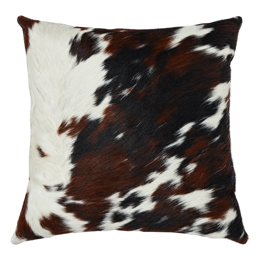 Coussin en peau de vache Braise blanche, vue du produit aux tonalités brun roux, noir et blanc