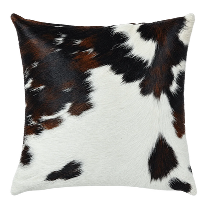 Coussin en peau de vache Encre sur ivoire, vue du produit aux tonalités ivoire, noir et brun