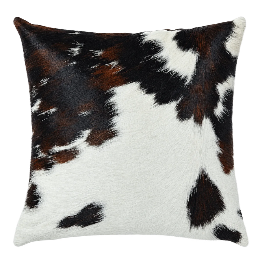 Coussin en peau de vache Encre sur ivoire, vue du produit aux tonalités ivoire, noir et brun
