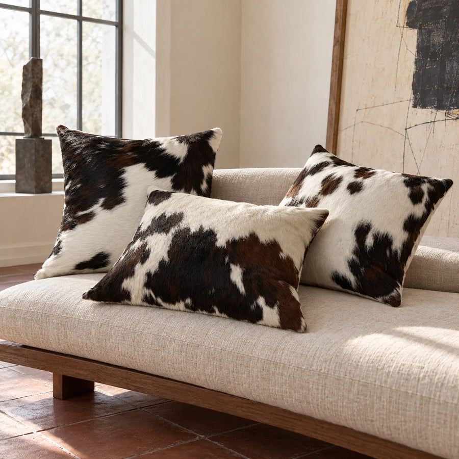 Coussin en peau de vache Encre sur ivoire dans un intérieur