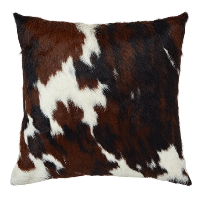 Coussin en peau de vache Sienne sombre, vue du produit aux tonalités brun roux et noir