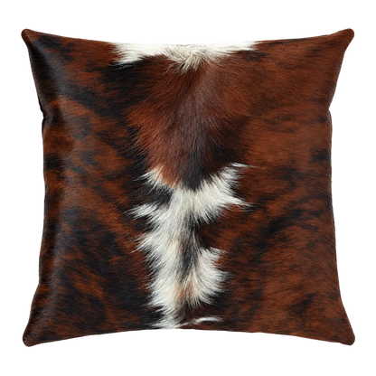Coussin en peau de vache Flamme, vue du produit aux tonalités brun roux, noir et blanc