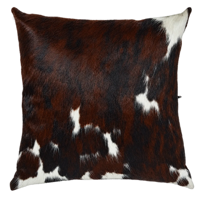 Coussin en peau de vache Brun d'écorce, vue du produit aux tonalités brun profond et blanc