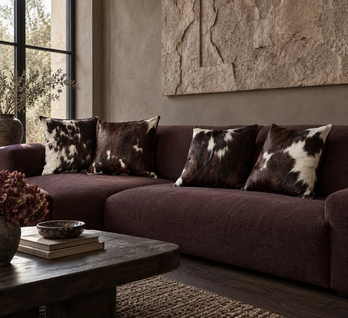 Coussin en peau de vache Brun d'écorce dans un intérieur
