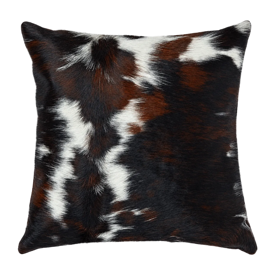 Coussin en peau de vache Nuit mouchetée, vue du produit aux tonalités noir, brun et blanc