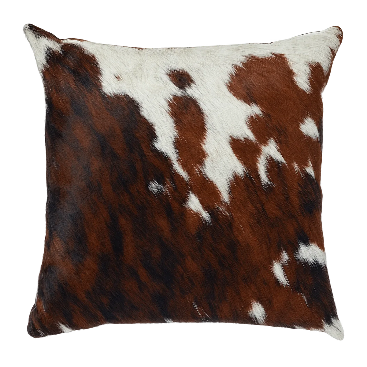 Coussin en peau de vache Terre vive, vue du produit aux tonalités brun roux et blanc
