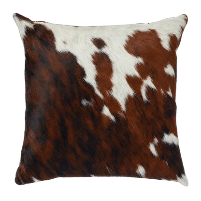Coussin en peau de vache Terre vive, vue du produit aux tonalités brun roux et blanc
