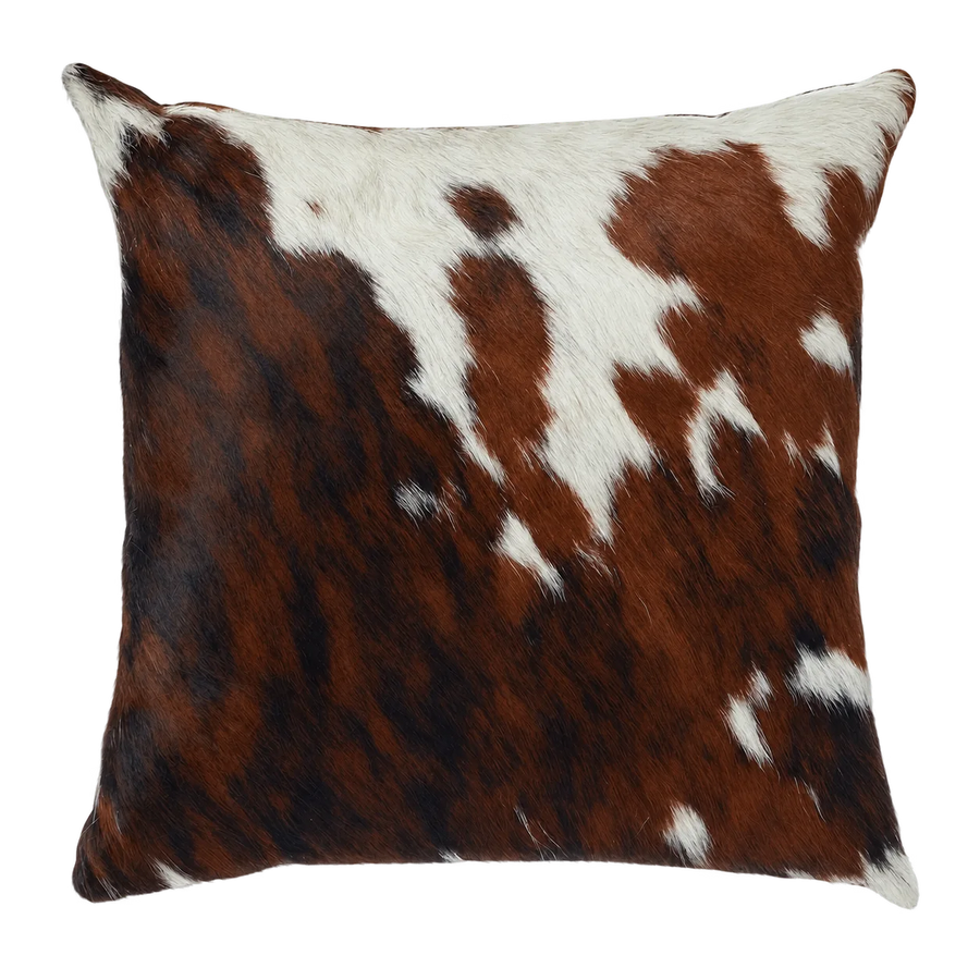 Coussin en peau de vache Terre vive, vue du produit aux tonalités brun roux et blanc