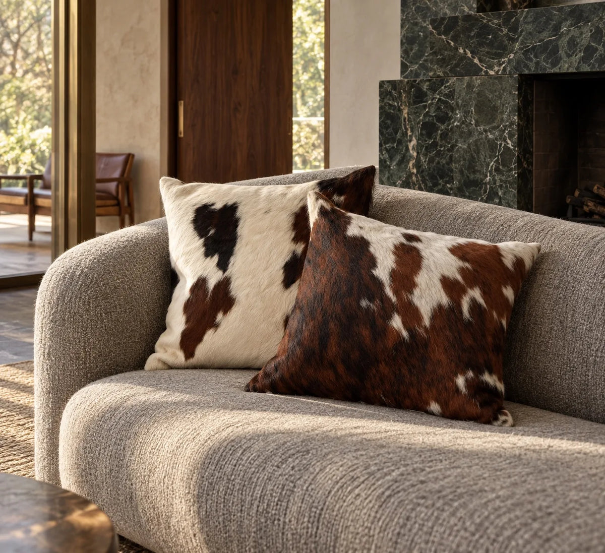 Coussin en peau de vache Terre vive dans un intérieur