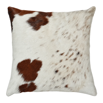 Coussin en peau de vache Brun ponctué, vue du produit aux tonalités blanc et brun moucheté