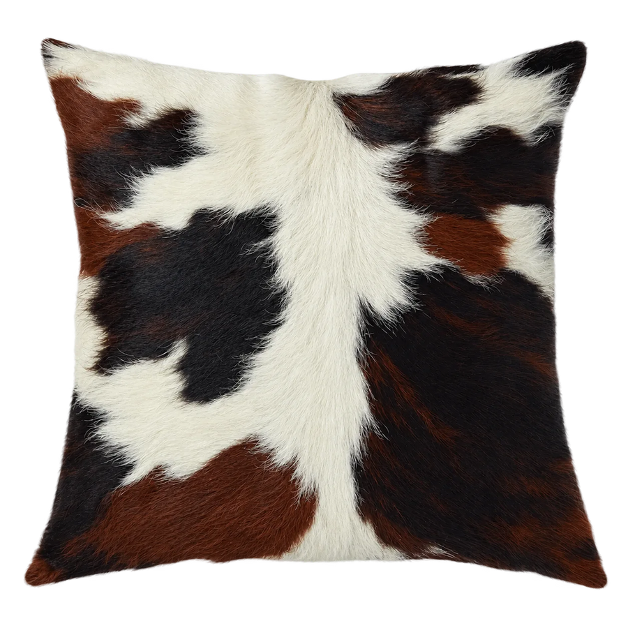 Coussin en peau de vache Contraste fauve, vue du produit aux tonalités blanc, brun et noir