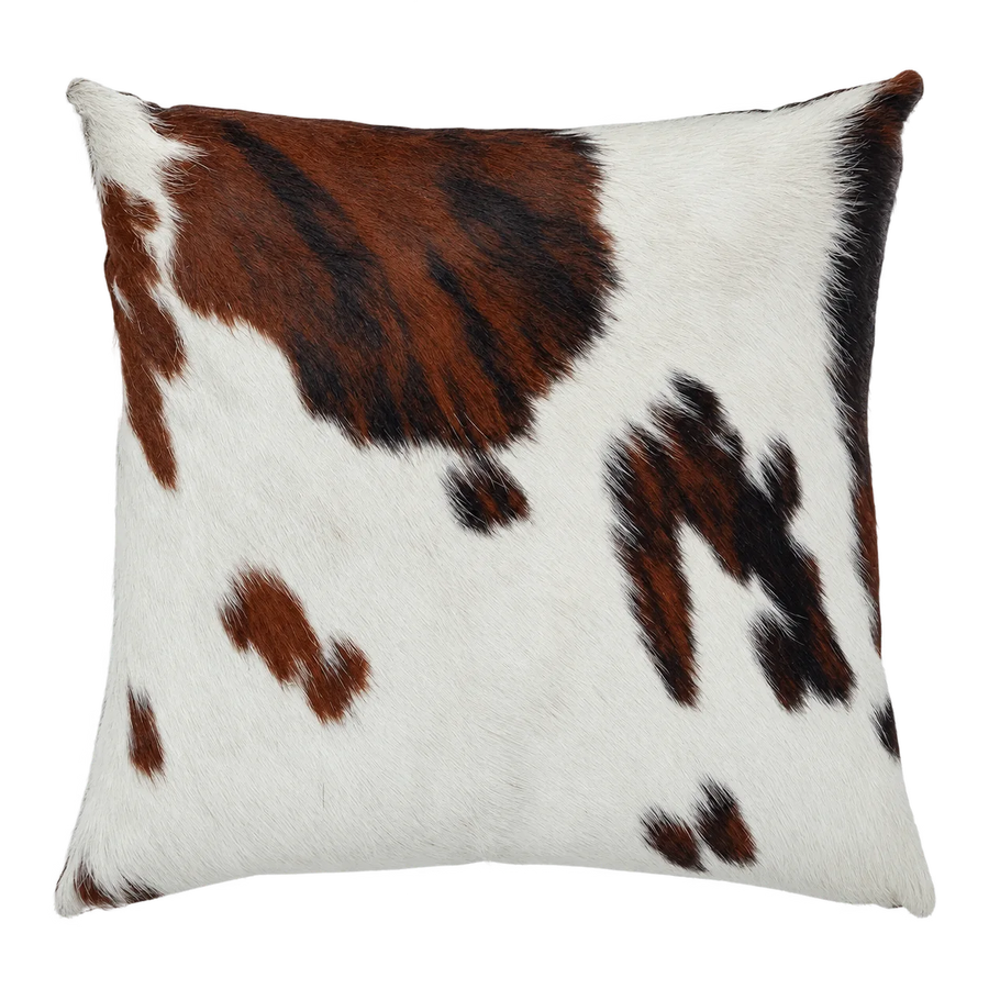 Coussin en peau de vache Éclats de terre, vue du produit aux tonalités blanc et brun roux